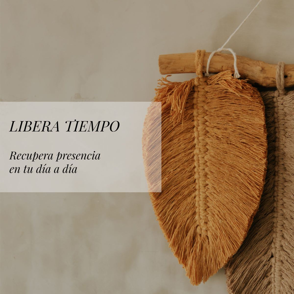 Portada del recorrido guiado Libera tiempo, con tejidos artesanales en tonos tierra. Una experiencia para recuperar presencia y liberar tiempo en el día a día.