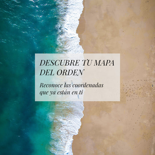Portada del recorrido guiado "Descubre tu mapa del orden", con huellas en la arena de una playa que simbolizan el inicio de un viaje de orden consciente y coherencia interior.