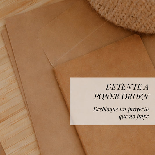 Portada del recorrido guiado "Detente a poner orden", con un espacio de trabajo ordenado que representa el orden profesional consciente.