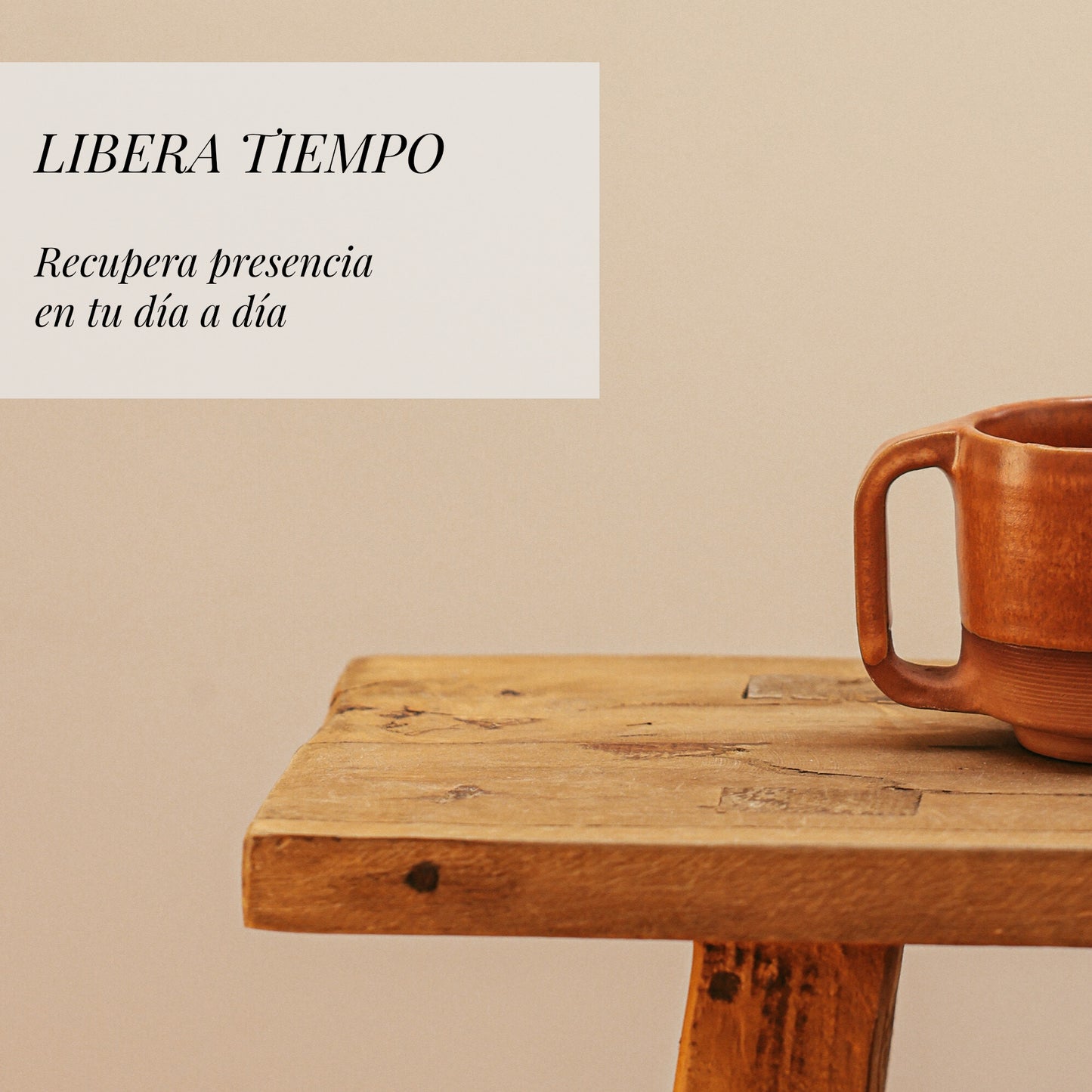 Portada del recorrido guiado "Libera tiempo", con una taza sobre una mesa de madera que simboliza la presencia, la pausa consciente y una nueva relación con el tiempo.