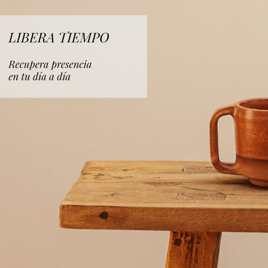 Portada del recorrido guiado "Libera tiempo", con una taza sobre una mesa de madera que simboliza la presencia, la pausa consciente y una nueva relación con el tiempo.